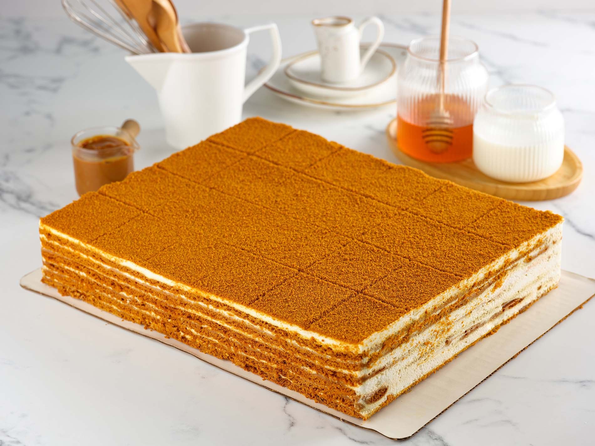 Toʻgʻri burchakli tort Karamelli medovik